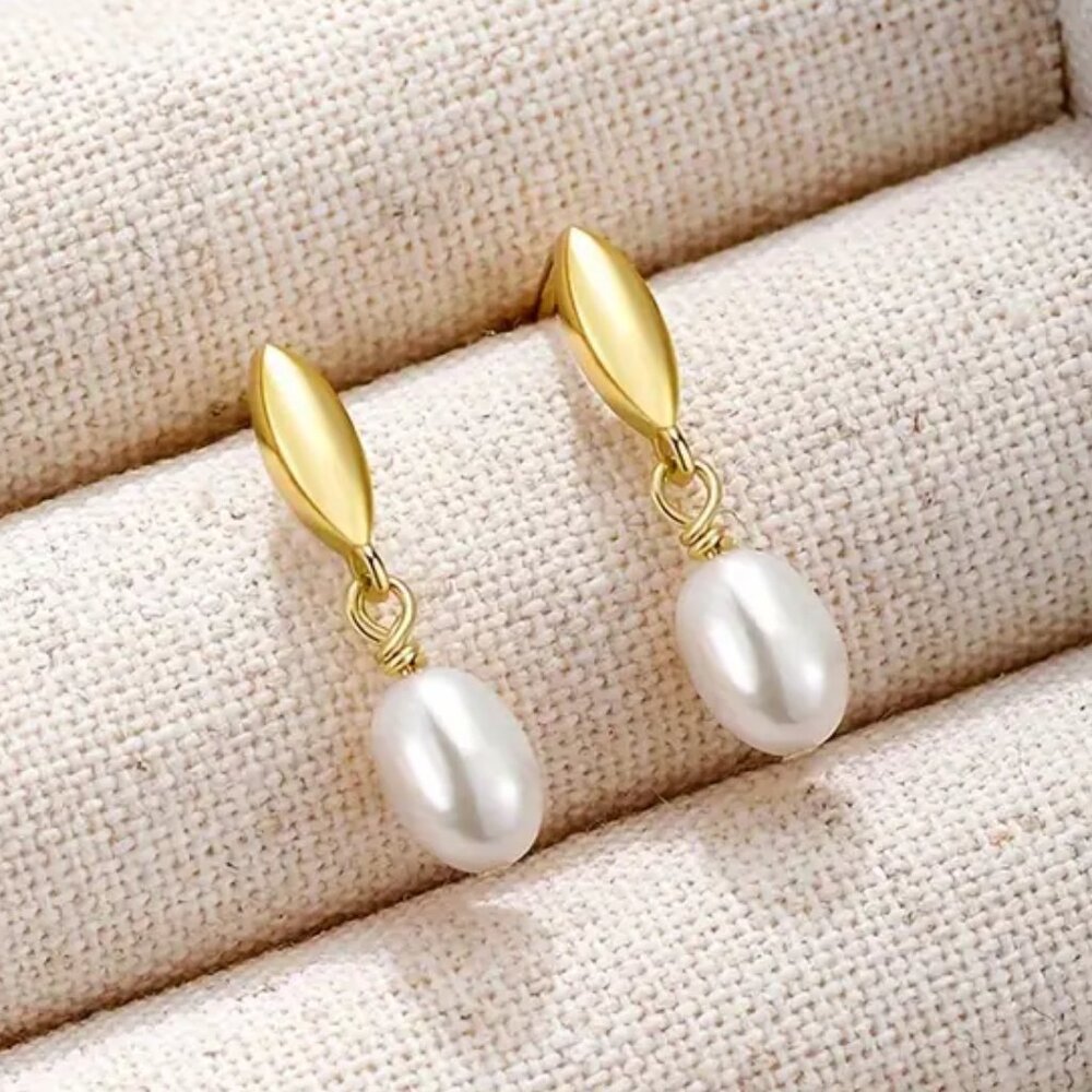 *MUST BUNDLE* Yellow goldtone small pearl dangle earrings